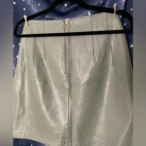 SOLD ‼️ Storia Green faux Leather skirt - Picture 2 of 3